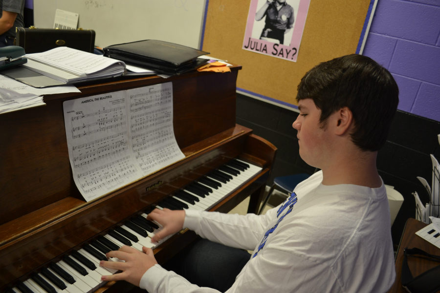 TALENTED+TEEN--+Senior+Gregory+Willett+rehearses+with+the+GCHS+Jazz+Band.