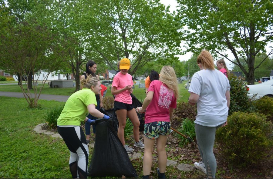GCHS Students help clean up Highland Park Cemetery